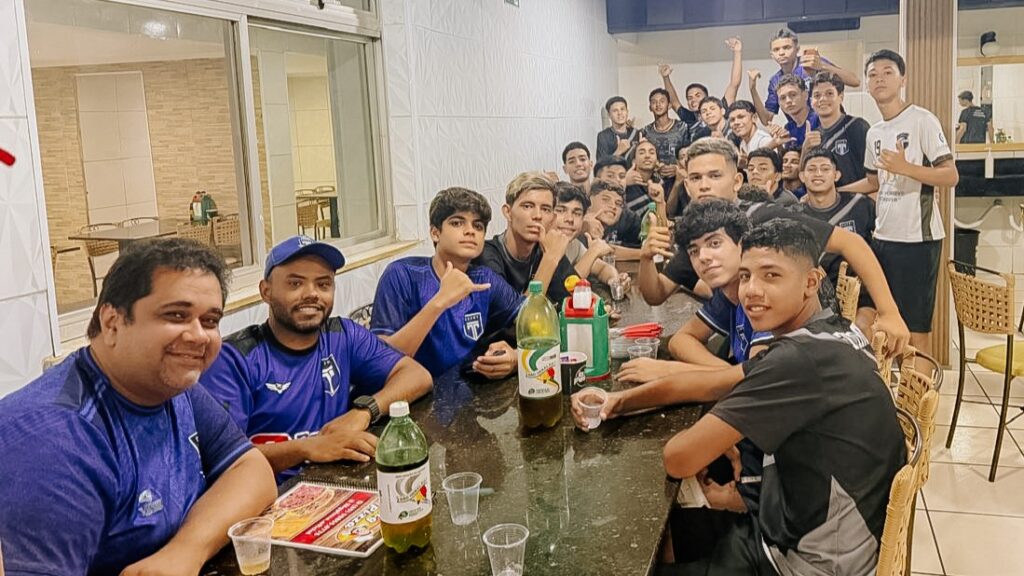 Sub-15 comemora classificação com rodada de pizza